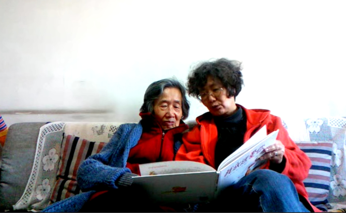 ▲陆晓娅和母亲在一起读绘本。受访者供图