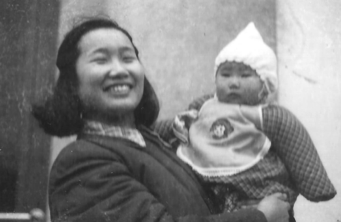 ▲年幼的陆晓娅和母亲的合照。受访者供图