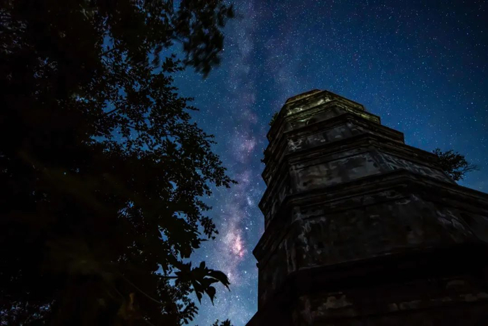 吴川市吴阳镇明代双峰塔。余国强 摄