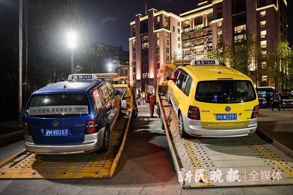 图说：昨晚查获的违规违法车辆