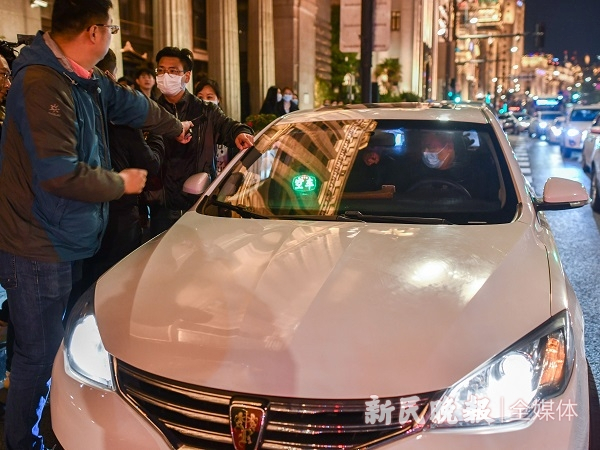 图说：昨晚，执法人员在外滩查处了一辆安装空车灯的非营运车辆 新民晚报记者 陈梦泽 摄（下同）