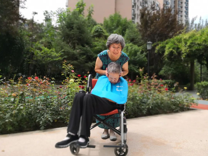 ▲陆晓娅带着患病的母亲一起晒太阳。受访者供图