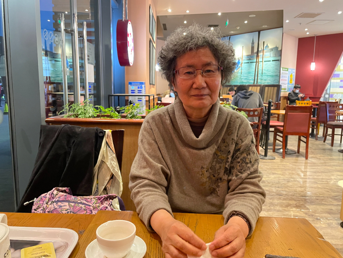 ▲如今，68岁的陆晓娅成了一个温柔而优雅的老太太。新京报记者 李桂 摄