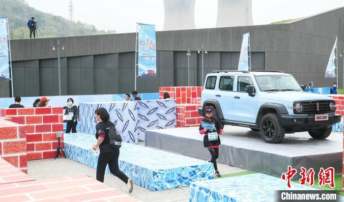 亲子参与坦克迷宫定向赛 首钢体育供图