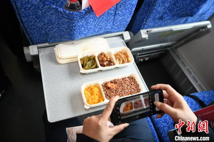 列车上的“红军餐”。　杨华峰 摄