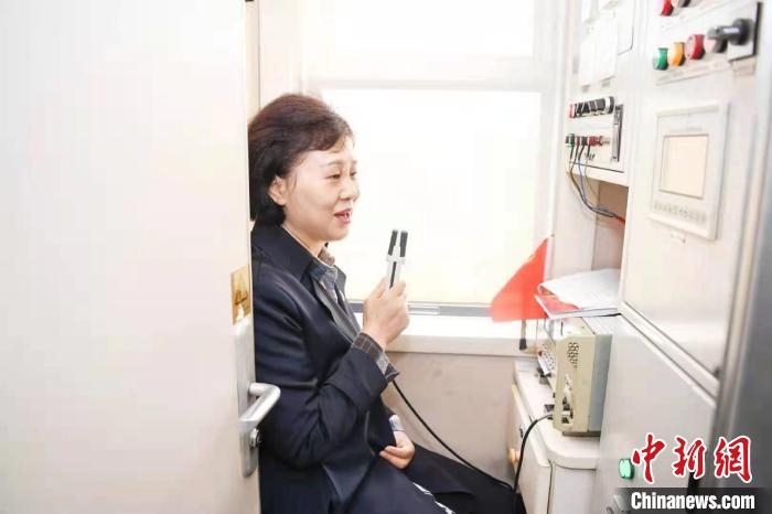 湖南省委常委、省委统战部部长黄兰香通过广播为大家上党课。　杨华峰 摄