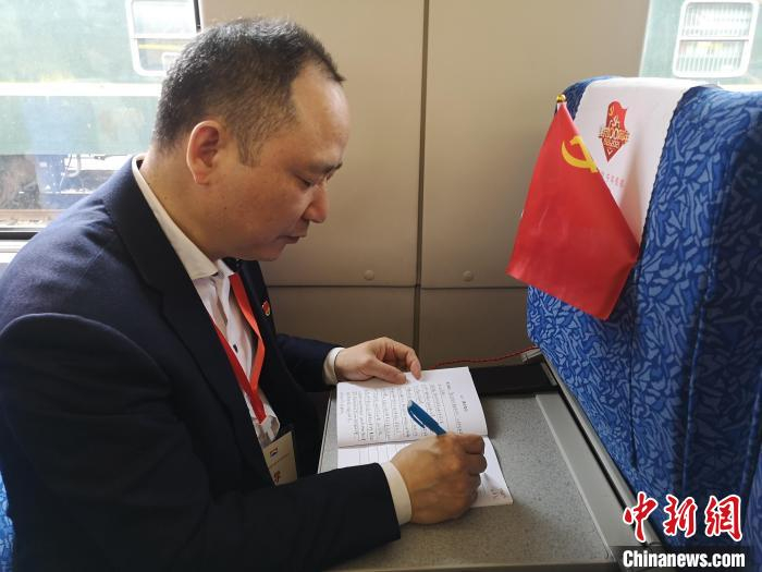 学员认真记录“课堂”笔记。　杨华峰 摄