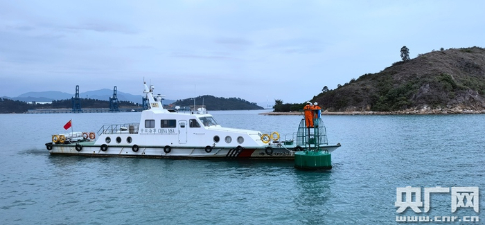 航保人员认真维护保养航标（央广网发 通讯员供图）