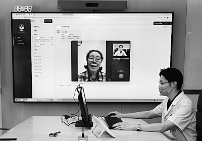 北京协和医院医生赖晋智在线为患者进行诊疗。北京协和医院供图