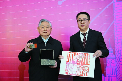 徐寅生、施之皓展示“小球转动大球”印章