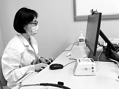 北京协和医院医生平凡在书写患者病历。北京协和医院供图