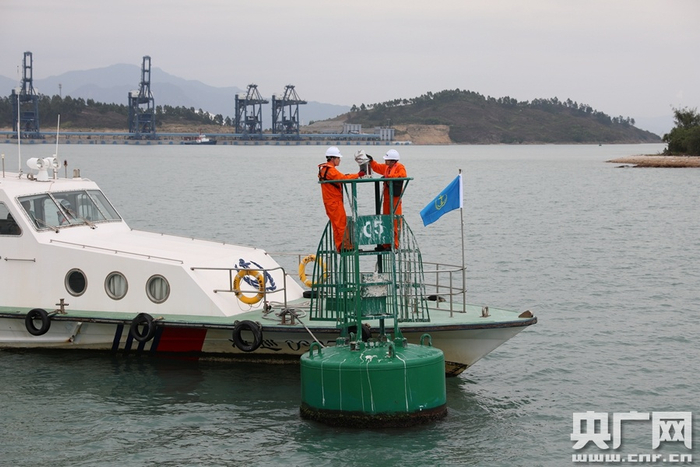 航保人员对航标进行现场维护（央广网发 通讯员供图）