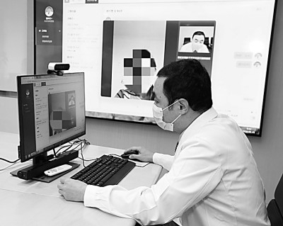 北京协和医院医生刘永太与患者家属视频交流。北京协和医院供图