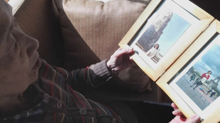 ▲母亲曾是新华社驻外记者，到过许多国家。受访者供图