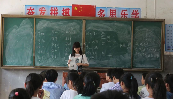 某县中“明星教师”在授课。图源：网络