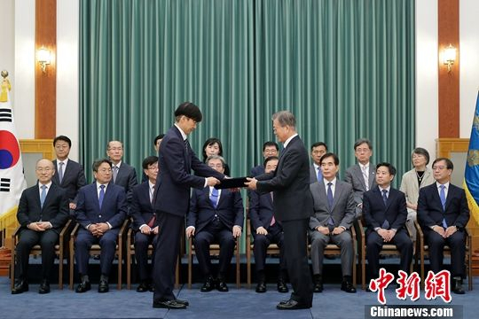 曹国与文在寅，图源：中新网