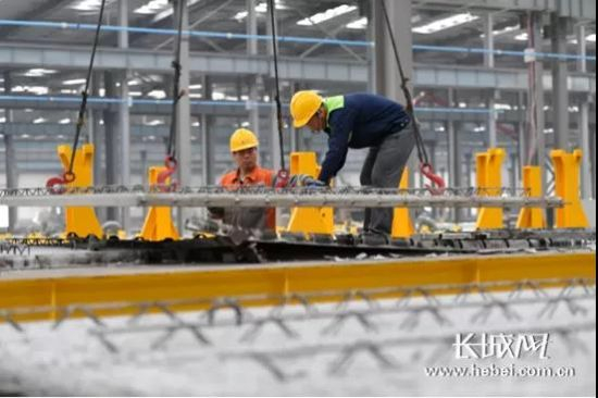 泰华远大装配式建筑（廊坊）有限公司工人在固定钢筋。王晖 摄