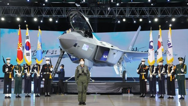 资料图片：韩国飞行员（中）出席KF-21“猎鹰”原型机下线仪式。（法新社）