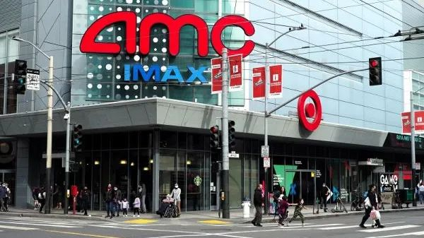 3月24日，行人从美国加利福尼亚州旧金山街头走过。（新华社记者 吴晓凌 摄）