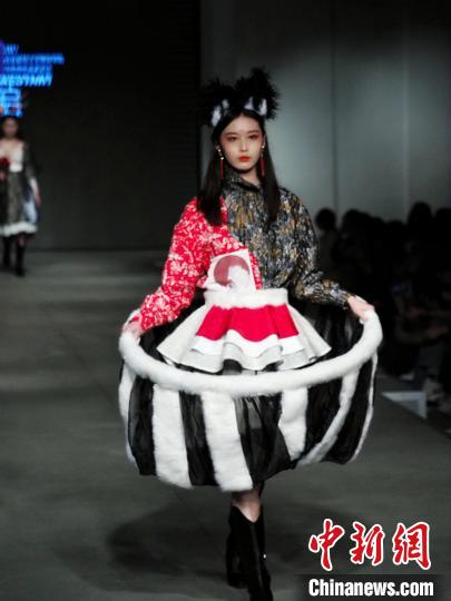 学生自主设计的毕业服装作品展示。 段晓宏 摄