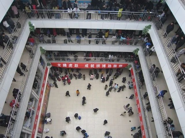 中学校园悬挂的励志标语（图源：网络）