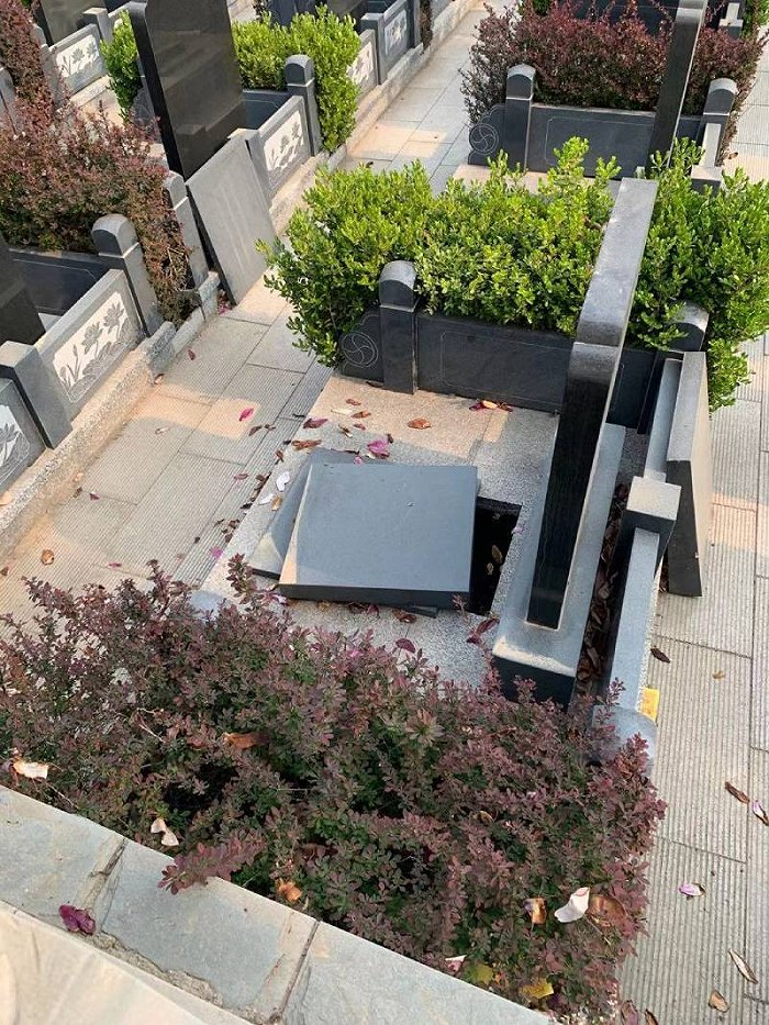 根据墓碑大小、占地面积，墓地的价格也不同。（拍摄地并非天寿陵园）李凯旋 摄
