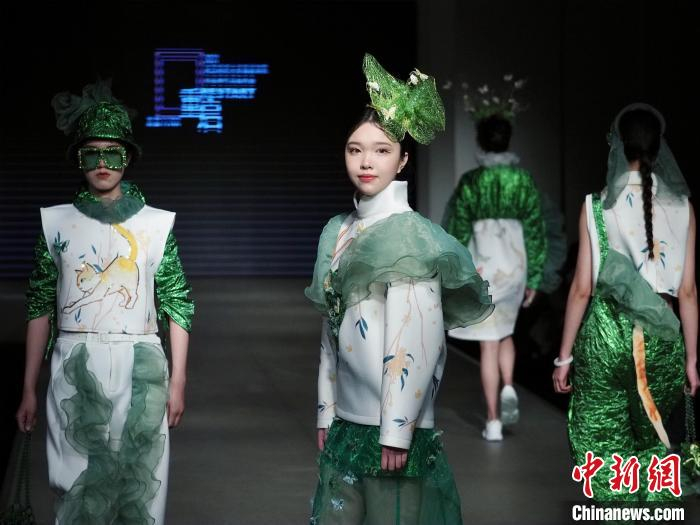 学生自主设计的毕业服装作品展示。 段晓宏 摄