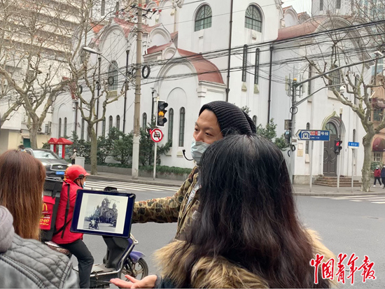     董雄飞在为队员讲解历史建筑。魏其濛/摄