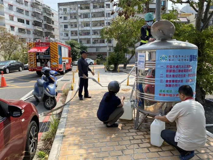 彰化县消防局消防水车投入“救水”大作战。图片来源：中时新闻网（彰化县消防局提供）