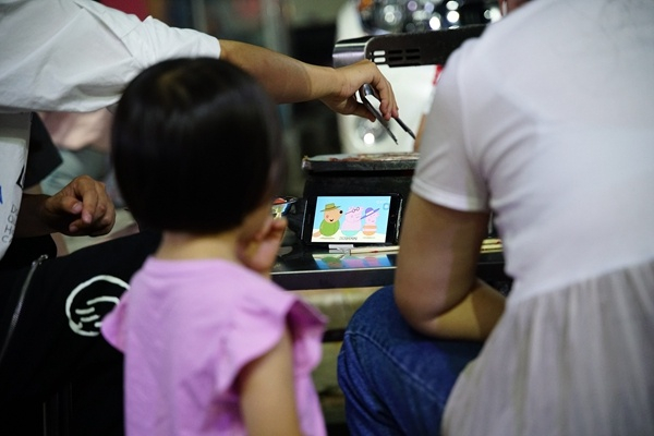 小女孩正在用手机看动画片（来源：CFP）