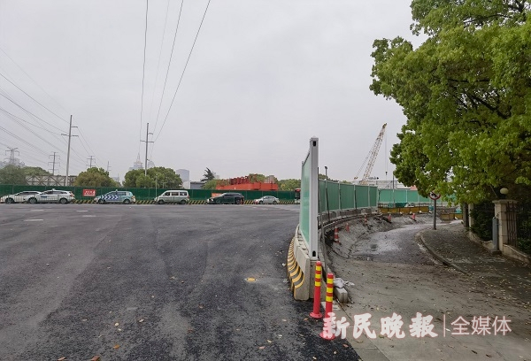 图说：路面“长高”，小区面临内涝风险