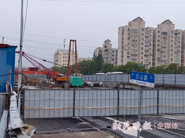 图说：云山路上的地下管线检修井  罗水元 摄（下同）