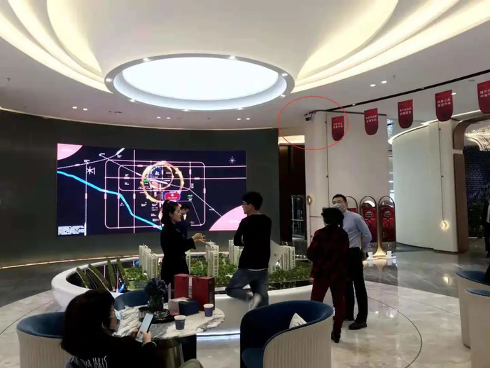 ▲廊坊市多家房产售楼部内，安装有人脸识别系统，摄像头可以360度无死角抓拍客户人脸信息。新京报记者&nbsp;刘瑞明&nbsp;摄