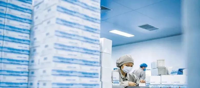 ▲齐鲁制药厂的工作人员在给药品装盒。