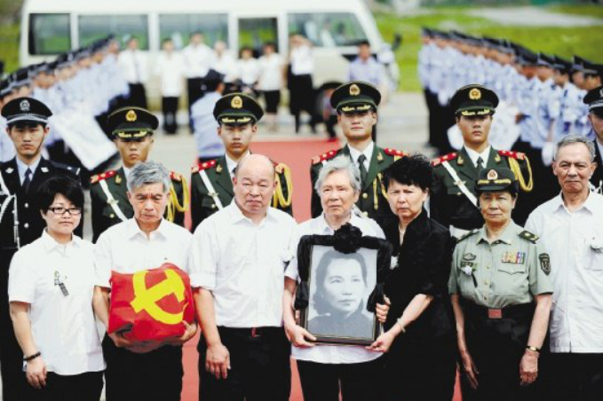 ▲2011年7月12日，朱枫烈士的骨灰回到故乡镇海，安葬在镇海革命烈士陵园