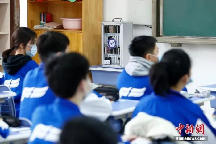 资料图：图为北京丰台二中高二四班内的手机保管箱。中新社记者 富田 摄