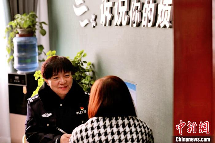 图为民警李慧琴与来访者沟通。受访者供图