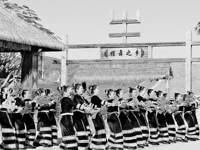 　　班利村文艺队在表演。光明日报记者 张勇摄/光明图片