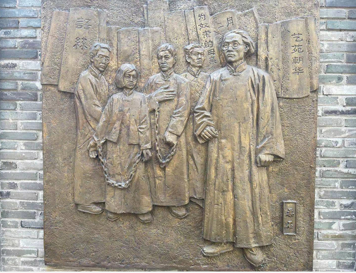 ▲镇海中学红廊中的柔石铜像（右一）