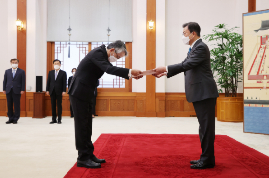 ▲当地时间2021年4月14日，韩国首尔，韩国总统文在寅接受日本驻韩大使相星孝一递交的国书。/IC photo