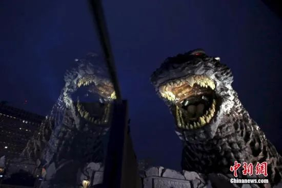 资料图：日本东京歌舞伎町商业区的酒店推出“哥斯拉房间”，一座巨型的哥斯拉雕塑成为酒店的标志。