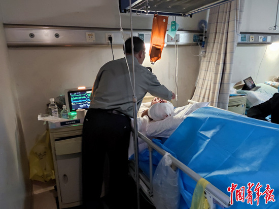 事发后，蔡曦的父亲第一时间赶来照顾他，身上的保安制服都没来得及换。