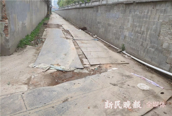 图说：这段50米左右的小路上铺满钢板 新民晚报记者 徐驰 摄