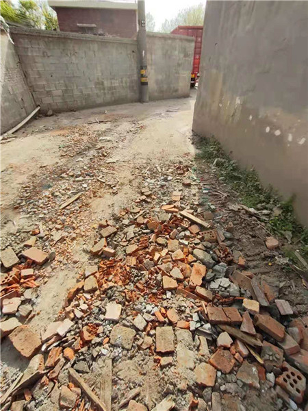 图说： 路面上堆满碎石砖块 来源/采访对象提供