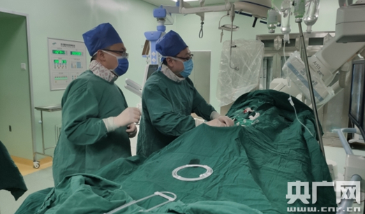 为患者行卵圆孔未闭介入封堵术（央广网发 通讯员 张伟 供图）