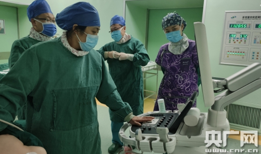 术后进行心脏彩超检查（央广网发 通讯员 张伟 供图）