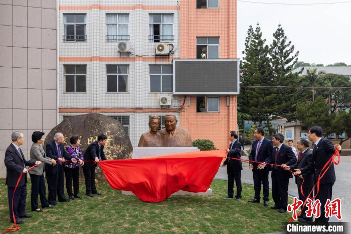 李尚大夫妇铜像揭幕仪式14日举行。　刘伯怡 摄