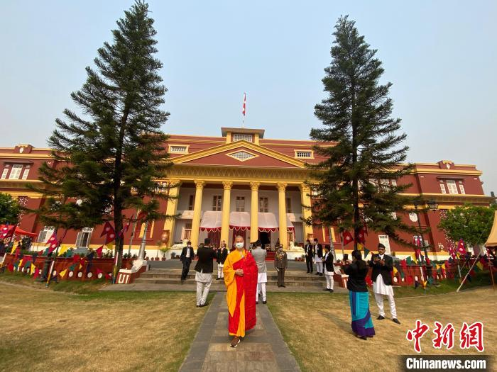 释中勇法师在颁奖典礼现场。　张兴娥 摄