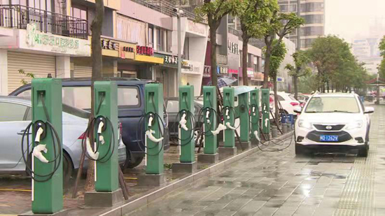 &nbsp;&nbsp;&nbsp;&nbsp;厦门金博水岸小区，居民用公共充电桩充电。庄颖芳/摄