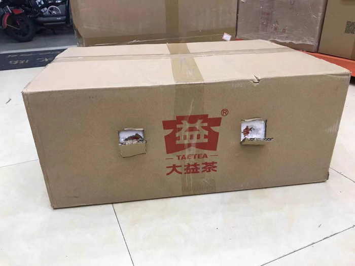 罗浩展示给记者看的自己已经出手的开过“天窗”的大益茶。